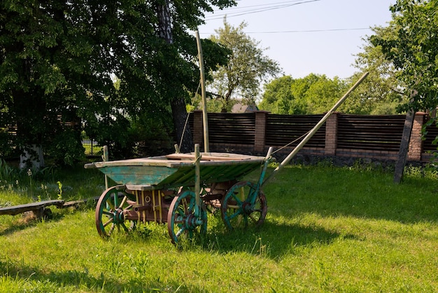 Un viejo carro vintage de madera en zonas rurales