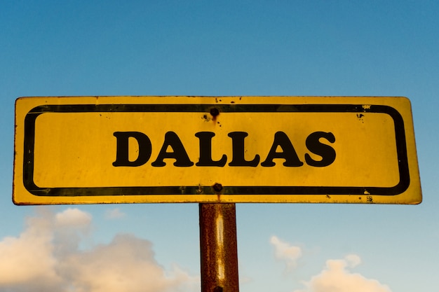 Foto viejo cartel amarillo de la ciudad de dallas con cielo azul