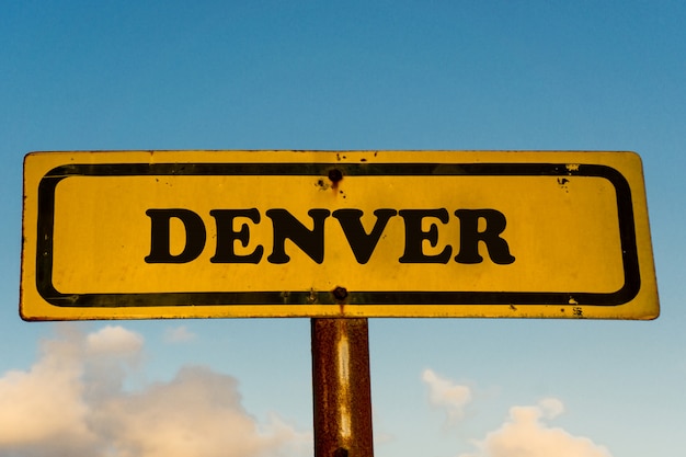 Foto viejo cartel amarillo de la ciudad de denver con cielo azul