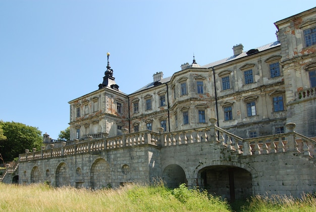 Viejo castillo abandonado en la región de Lviv en Ucrania