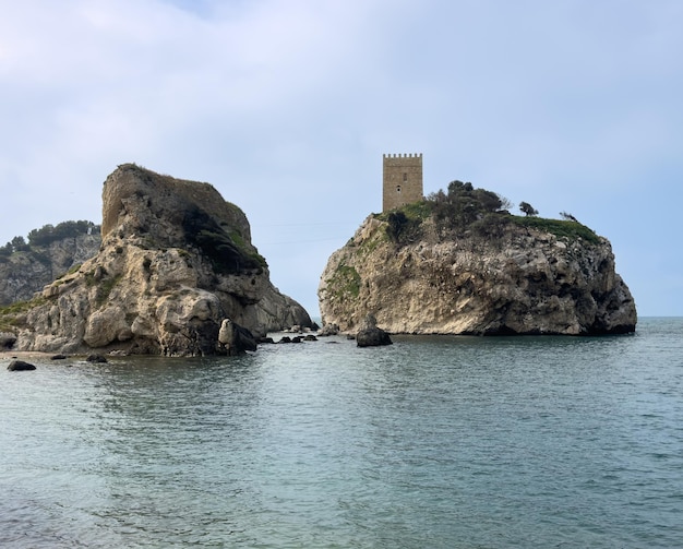 Un viejo castillo en un acantilado