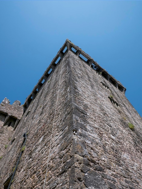 Viejo castillo celta torre sobre el fondo del cielo azul castillo de Blarney en Irlanda fortaleza celta