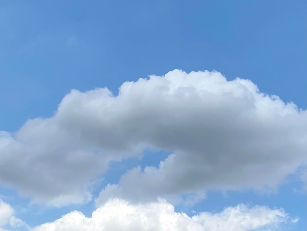 Viejo cielo azul con fondo de nubes