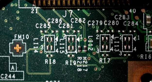 Foto viejo circuito de computadora portátil polvoriento y sucio de primer plano