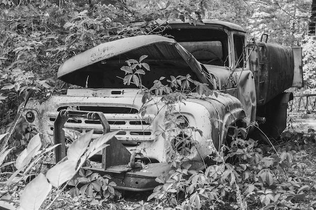 viejo coche abandonado en Pripyat Ucrania