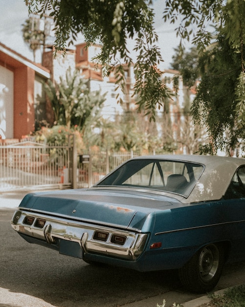 Viejo coche clásico estacionado por la carretera en Los Ángeles