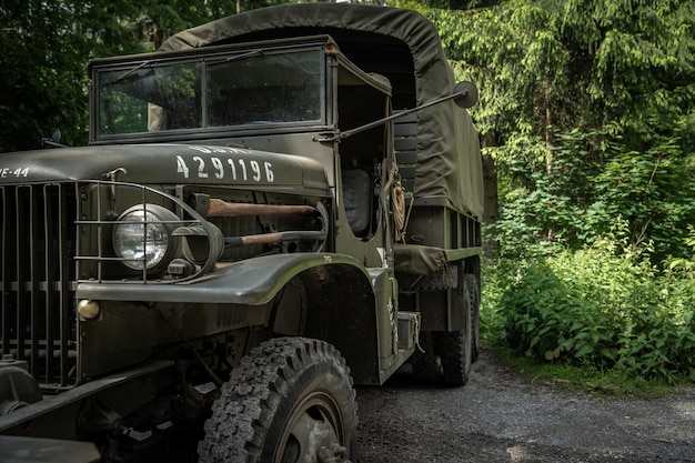 Viejo coche del ejército americano en el bosque