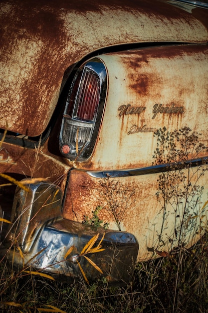 Viejo coche de época abandonado