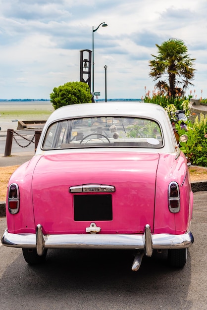 Foto viejo coche rosado en cancale