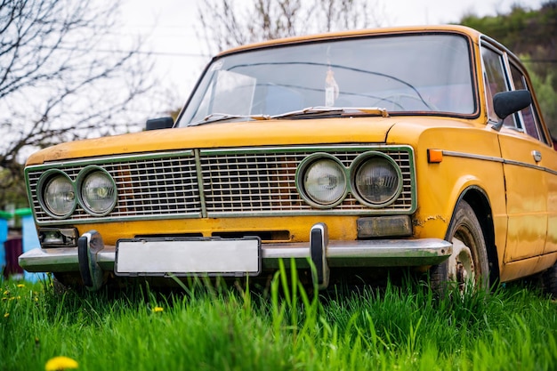 Viejo coche soviético amarillo