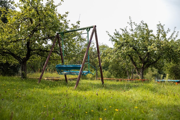 Viejo columpio en un exuberante huerto de manzanas