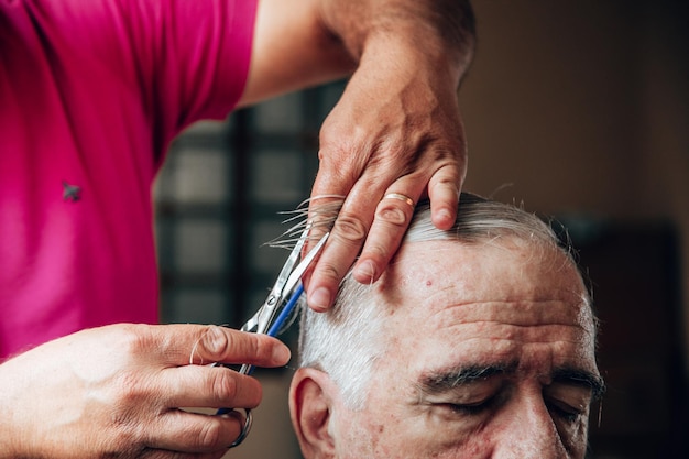 Viejo cortándose el pelo