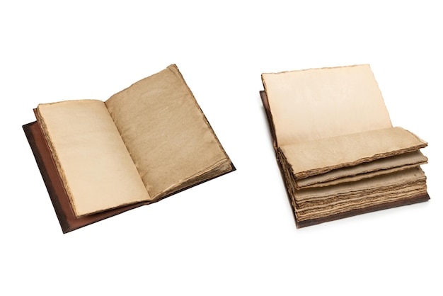 Un viejo cuaderno vacío abierto aislado en un espacio de copia de fondo blanco