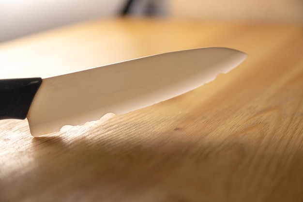 Foto viejo cuchillo de cerámica roto se encuentra en la mesa de madera