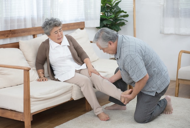 Viejo cuida a la anciana después de lastimarse la pierna