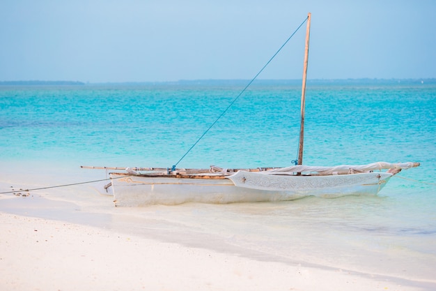 Viejo dhow de madera en el Océano Índico cerca de Zanzíbar