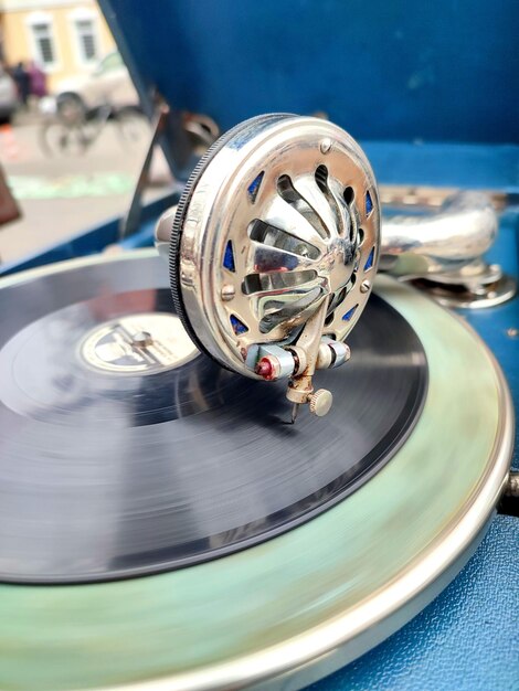 Un viejo disco retro tocando en un viejo gramófono vintage en el mercado de pulgas trabajo de gramófono portátil viejo