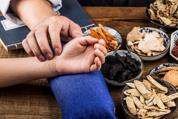 El viejo doctor de la medicina tradicional china al pulso del paciente