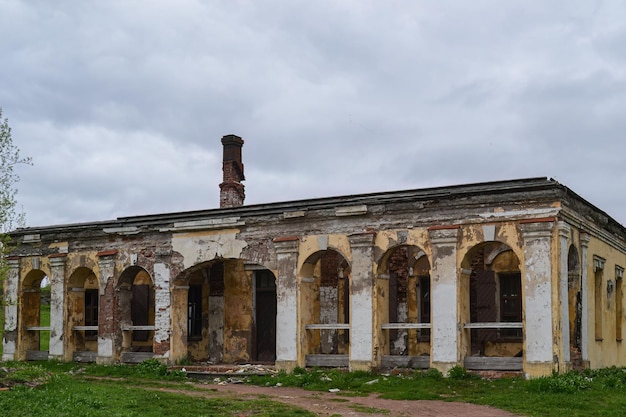 viejo edificio abandonado en ruinas con ventanas sin vidrio