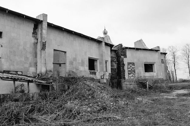 Foto viejo edificio abandonado en ucrania tono blanco y negro