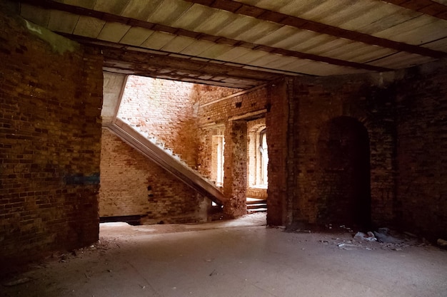 Viejo edificio de ladrillo rojo abandonado dentro