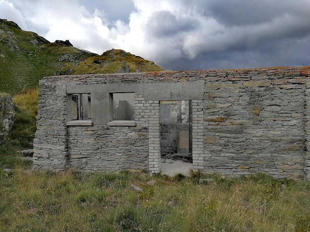 Viejo edificio en ruinas en el campo contra el cielo