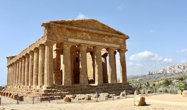 Foto viejo edificio en ruinas contra el cielo