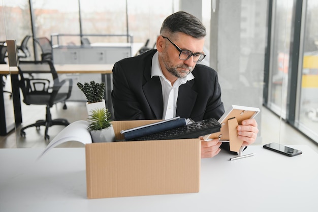 Viejo empleado masculino en concepto de despido