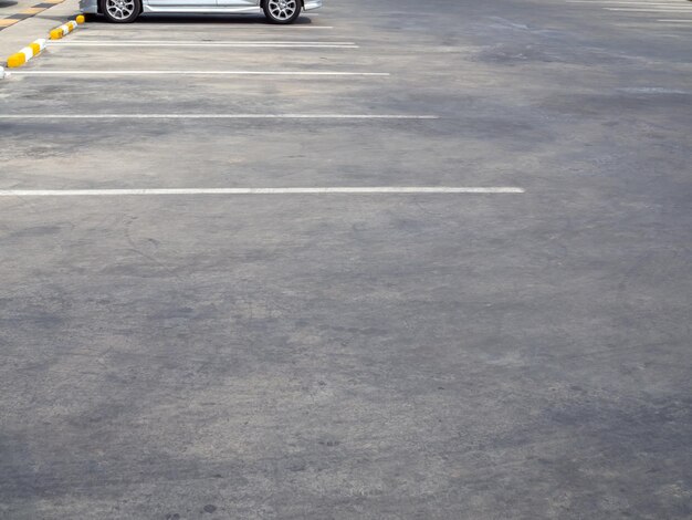 Viejo estacionamiento vacío con coche