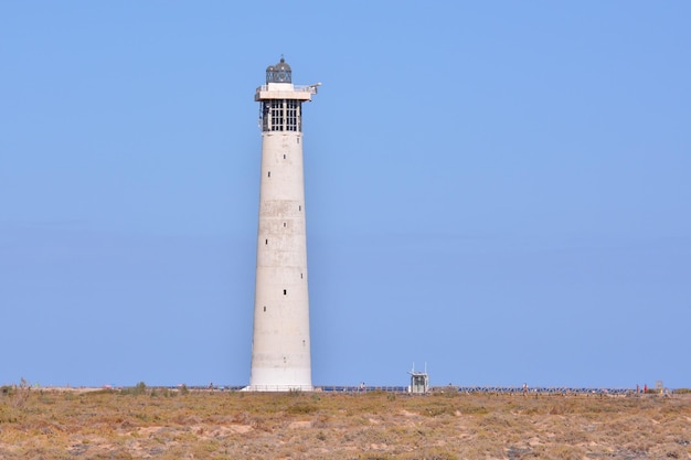 Viejo faro cerca del mar