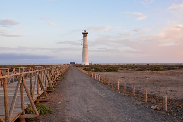 Viejo faro cerca del mar