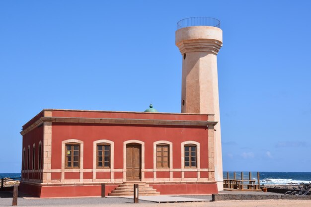 Foto viejo faro cerca del mar