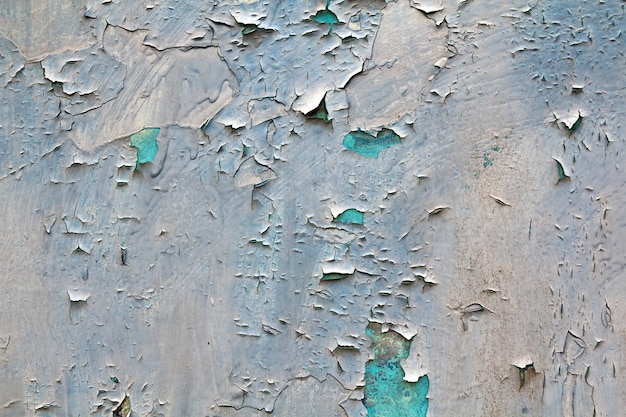 Viejo fondo abstracto agrietado del espacio de la copia de la textura del vintage del grunge, modelo retro. Manchas irregulares blancas que se pelan en concreto azul claro o en una superficie plana de pared o techo de madera.