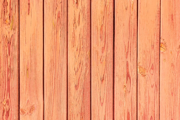 Viejo fondo coral de madera del tablón. Peeling desvaneció pintura roja o naranja en tableros viejos. Copiando espacio