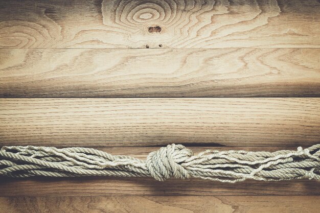 Viejo fondo de madera con cuerda de barco