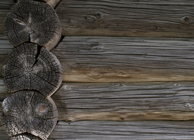 Viejo fondo de madera gris. Muro de una vieja casa de troncos.