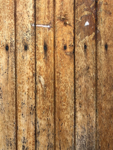 El viejo fondo de madera marrón con el clavo en su interior para cualquier fondo vintage.