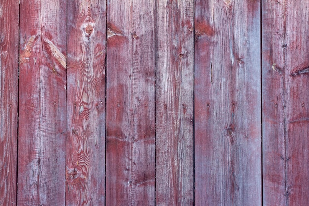 Viejo fondo de madera con pintura roja desconchada.