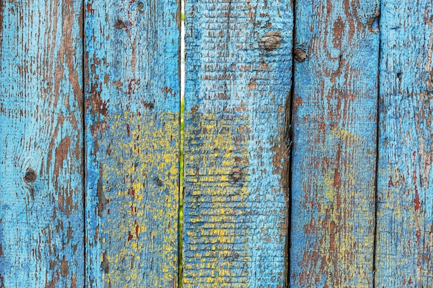 Viejo fondo de valla de madera en mal estado con un rastro de anuncios