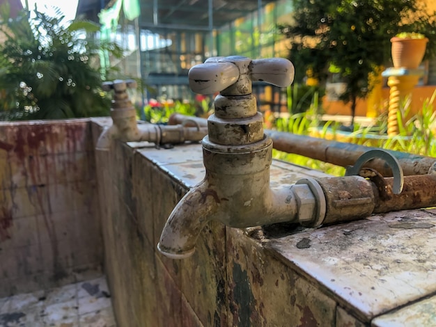 Y viejo grifo de agua en el jardín.