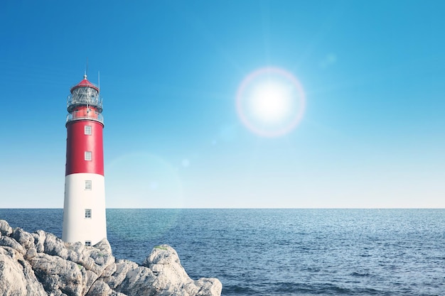 Viejo haz de luz de búsqueda del faro a través del aire marino