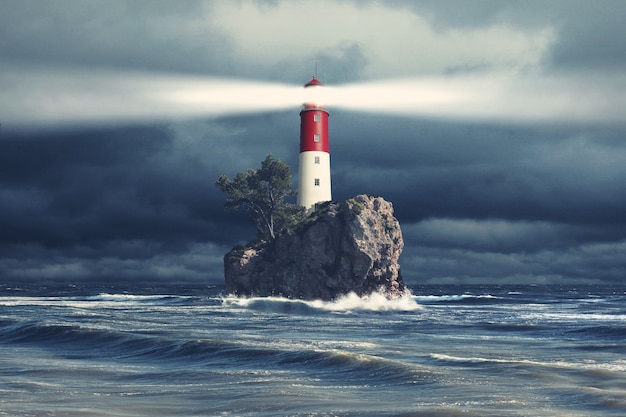 Foto viejo haz del reflector del faro a través del aire marino.