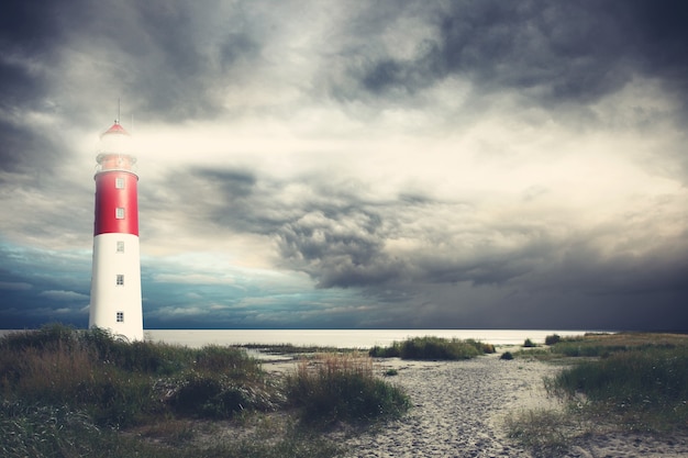 Foto viejo haz del reflector del faro a través del aire marino.