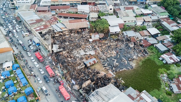 Viejo hogar de la comunidad después del fuego y quemó todo en el área