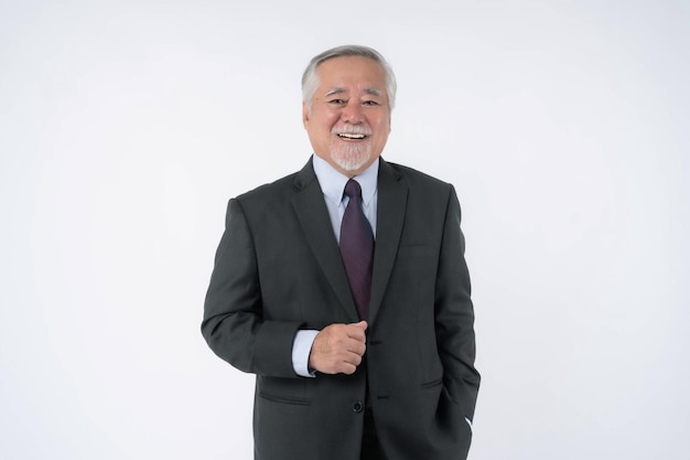 El viejo hombre de negocios asiático con traje se siente feliz y con buena salud aislado en el concepto de fondo blanco para el éxito empresarial senior