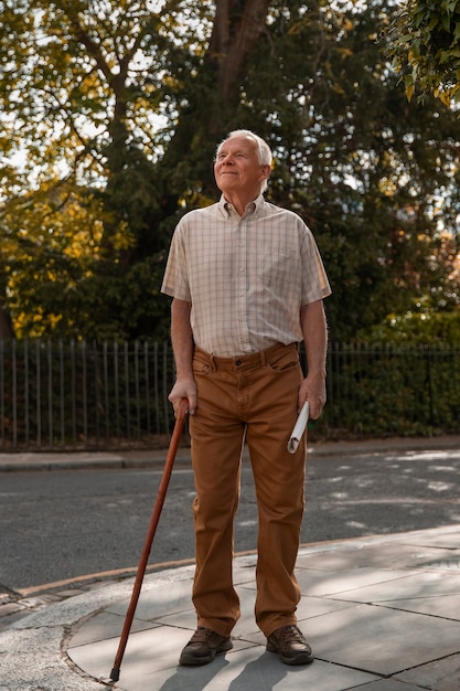 Foto viejo hombre de tiro completo dando un paseo