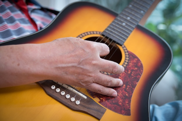 Viejo hombre tocando la guitarra.