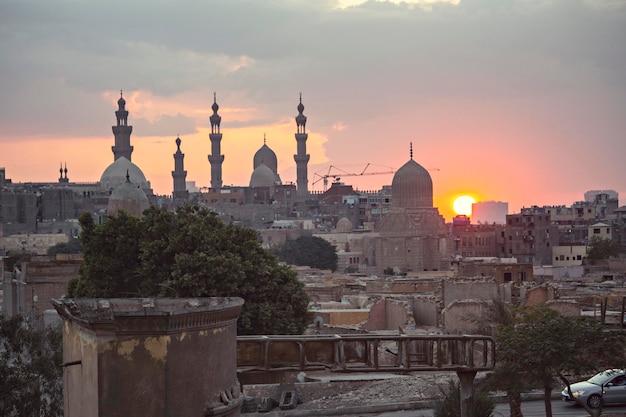 Viejo horizonte de El Cairo al atardecer, vista del viejo y copto El Cairo desde el puente, Egipto