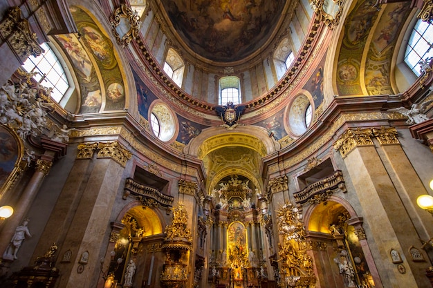 viejo interior de la iglesia, imagen de filtro vintage