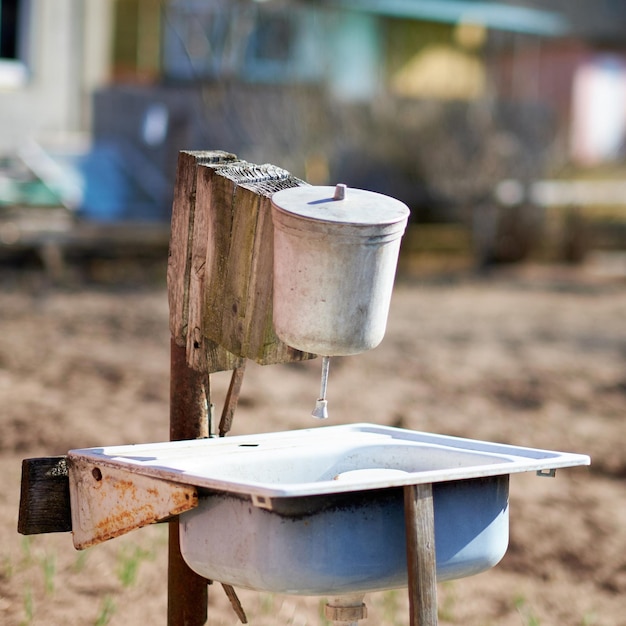 Un viejo lavabo de metal en el patio del pueblo